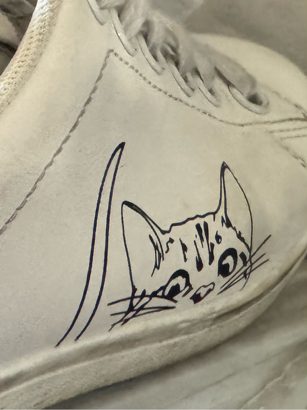 ED Ellen DeGeneres peeking Cat White & Black Low-Top Sneakers - Size 6/36 - Fair